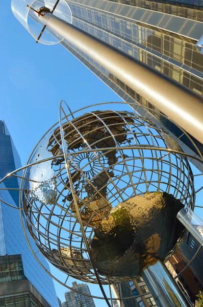 Globe en acier au Columbus Circle . — Photo