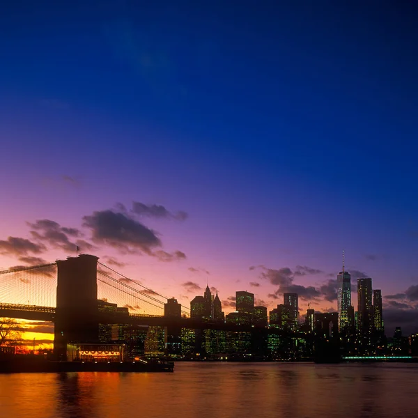 Zonsondergang over een Manhattan. — Stockfoto