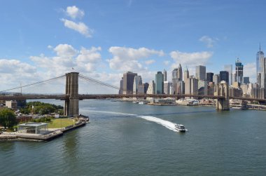 Brooklyn Köprüsü'nün güneşli gün.