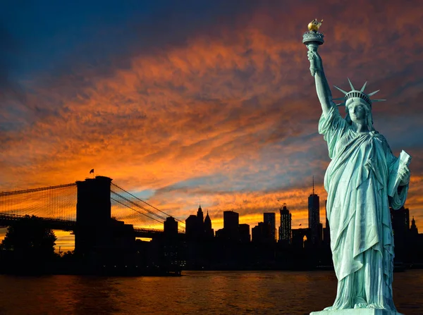 Estátua da Liberdade e Manhattan ao pôr-do-sol . — Fotografia de Stock