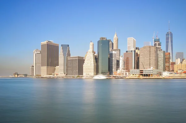 Manhattan bei sonnigem Tag. — Stockfoto