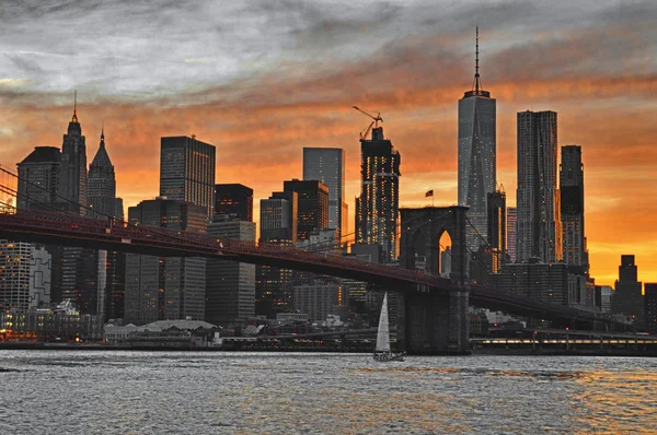 Закат над Манхэттеном - изображение HDR . — стоковое фото
