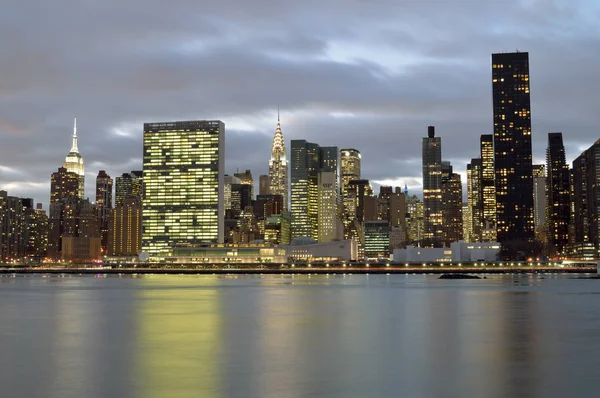 Manhattan skyline på kvällen. — Stockfoto