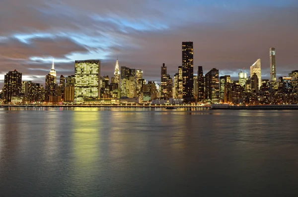 Manhattan Skyline bei Nacht. — Stockfoto