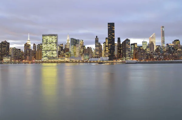Skyline di Manhattan alla sera . — Foto Stock
