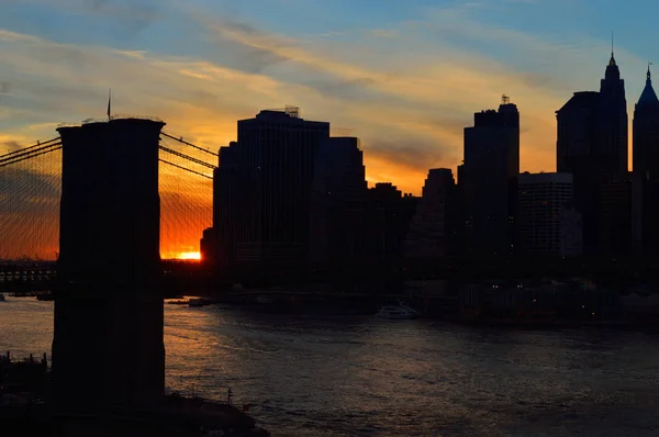Solnedgång över en Manhattan. — Stockfoto