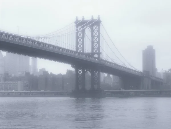 Ponte di Manhattan nella nebbia . — Foto Stock