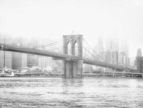 Pont de Brooklyn au brouillard . — Photo