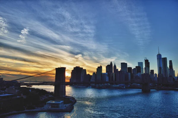 Закат над Бруклинским мостом - HDR изображение . — стоковое фото