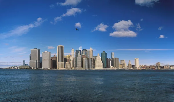 Manhattan na slunečný den. — Stock fotografie