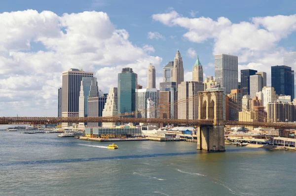 Manhattan op zonnige dag. — Stockfoto