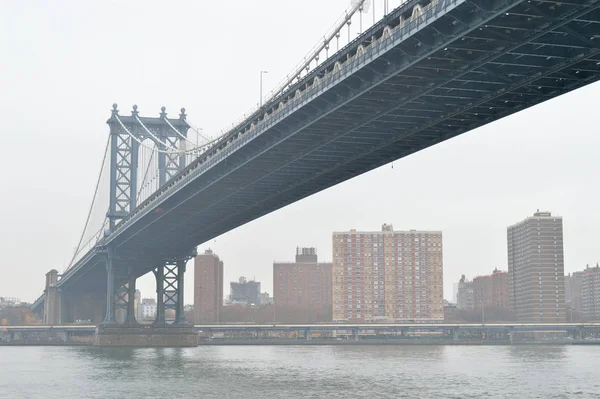 Manhattan Bridge v mlze. — Stock fotografie