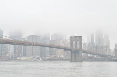 Brooklyn Köprüsü, sis.