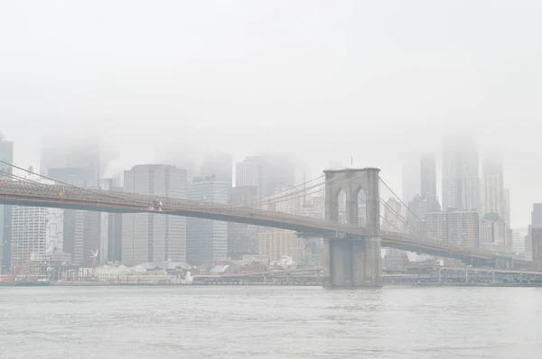 Ponte di Brooklyn nella nebbia . — Foto Stock