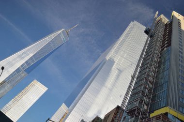 nyc - yukarıya bakıyor.