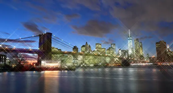 Brooklyn Bridge 's nachts. — Stockfoto
