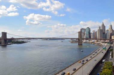 Brooklyn Köprüsü'nün güneşli gün.