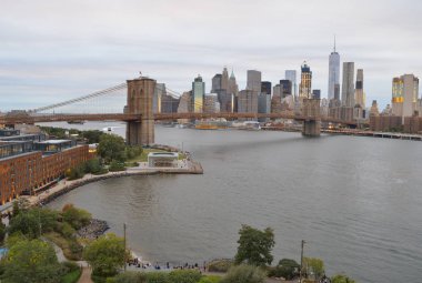 Manhattan ile Brooklyn Köprüsü'nün alacakaranlıkta.