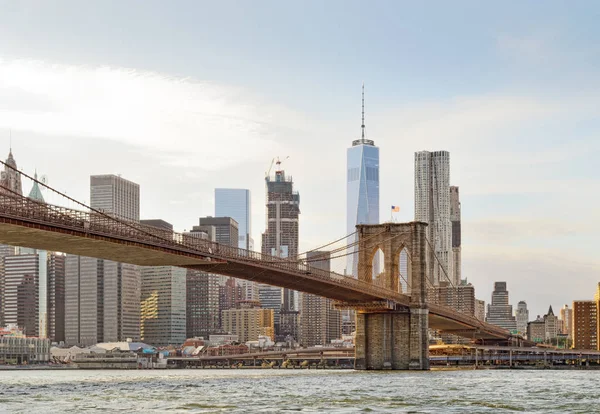 Манхэттен с Бруклинским мостом . — стоковое фото