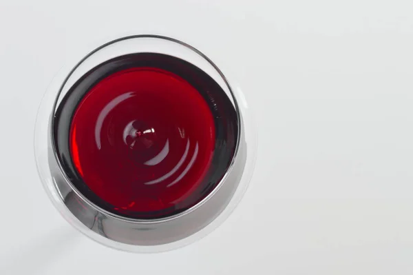 Красное вино в бокале . — стоковое фото