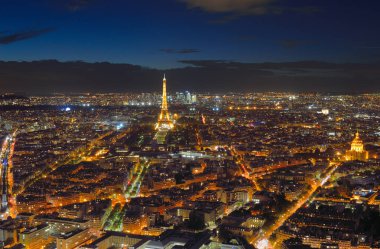 Gece Paris yukarıda.