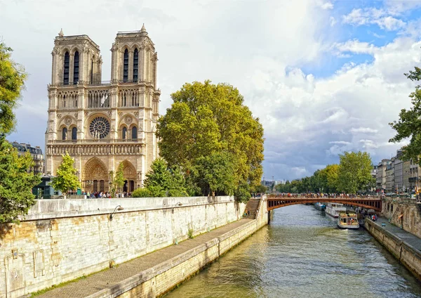 Notre dame de Paris.
