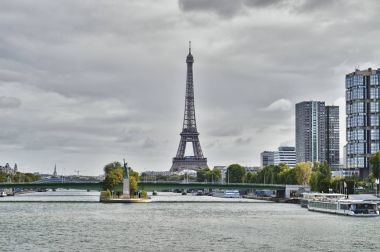 Eyfel Kulesi ve seine Nehri.
