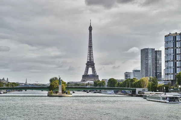 Eiffel-torony és a Szajna folyó. — Stock Fotó