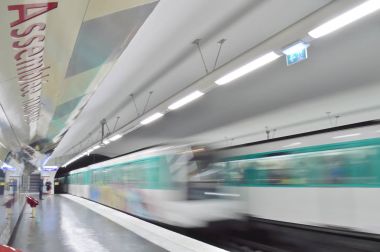 bir treni varış.