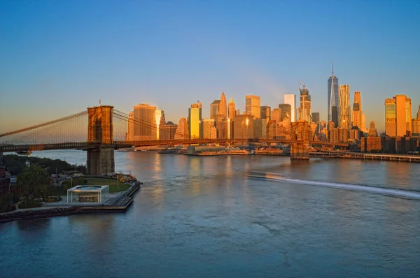 Ponte de Brooklyn ao nascer do sol . — Fotografia de Stock