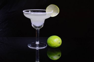 Margarita siyah arka plan üzerinde.