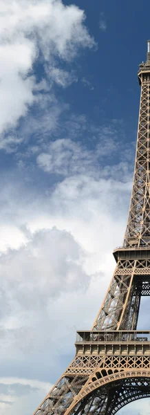 Eine Hälfte des Eiffelturms. — Stockfoto