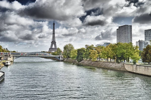 Eiffel toren en de seine rivier. — Stockfoto