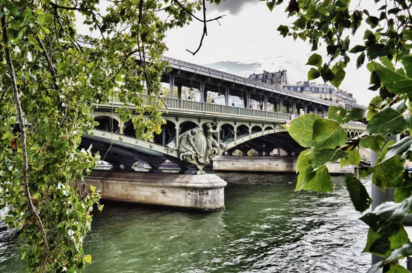 Pont de Bir-Hakeim, Paris. — 图库照片