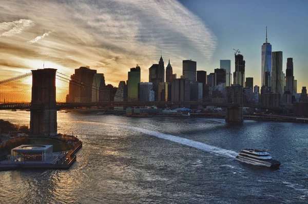 Zonsondergang over een Brooklyn Bridge - Hdr-afbeelding. — Stockfoto