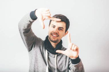 Stüdyo arka planında çerçeve yapan adam