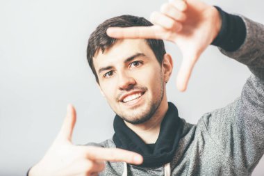 Stüdyo arka planında çerçeve yapan adam