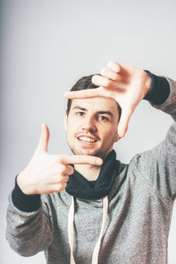 Stüdyo arka planında çerçeve yapan adam