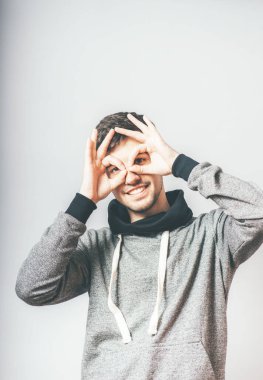 İnsan dürbün elleri yapar.