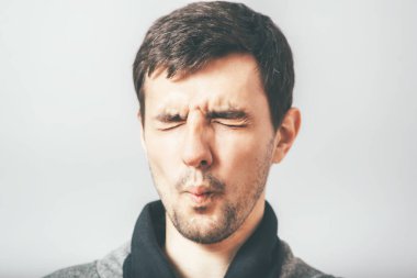 Adam fotoğraf stüdyosunda öpüşüyor.