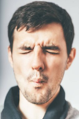 Adam fotoğraf stüdyosunda öpüşüyor.