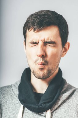 Adam fotoğraf stüdyosunda öpüşüyor.