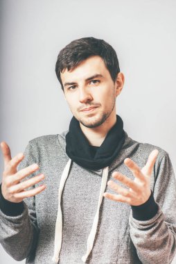 Adam fotoğraf stüdyosunun arka planında.