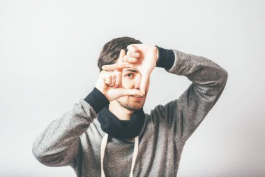 Erkekler çerçeve kollar yapar