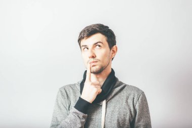 Adam stüdyo geçmişini düşünüyor.