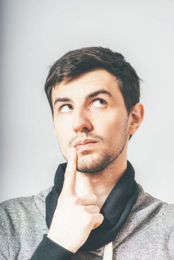 Adam stüdyo geçmişini düşünüyor.