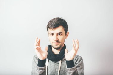 Adam görünmez bir şey gösteriyor.