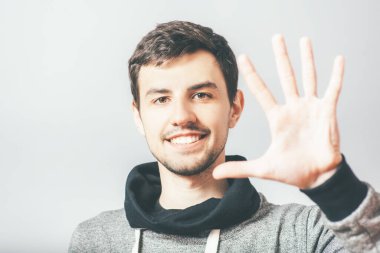 Dost canlısı genç bir adam beş veriyor.