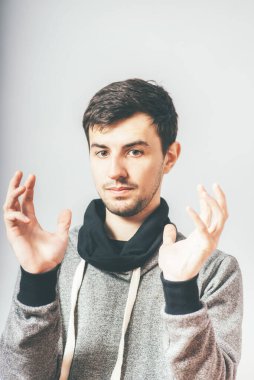 Adam görünmez bir şey gösteriyor.