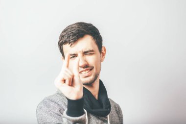 Adam görünmez bir şey gösteriyor.